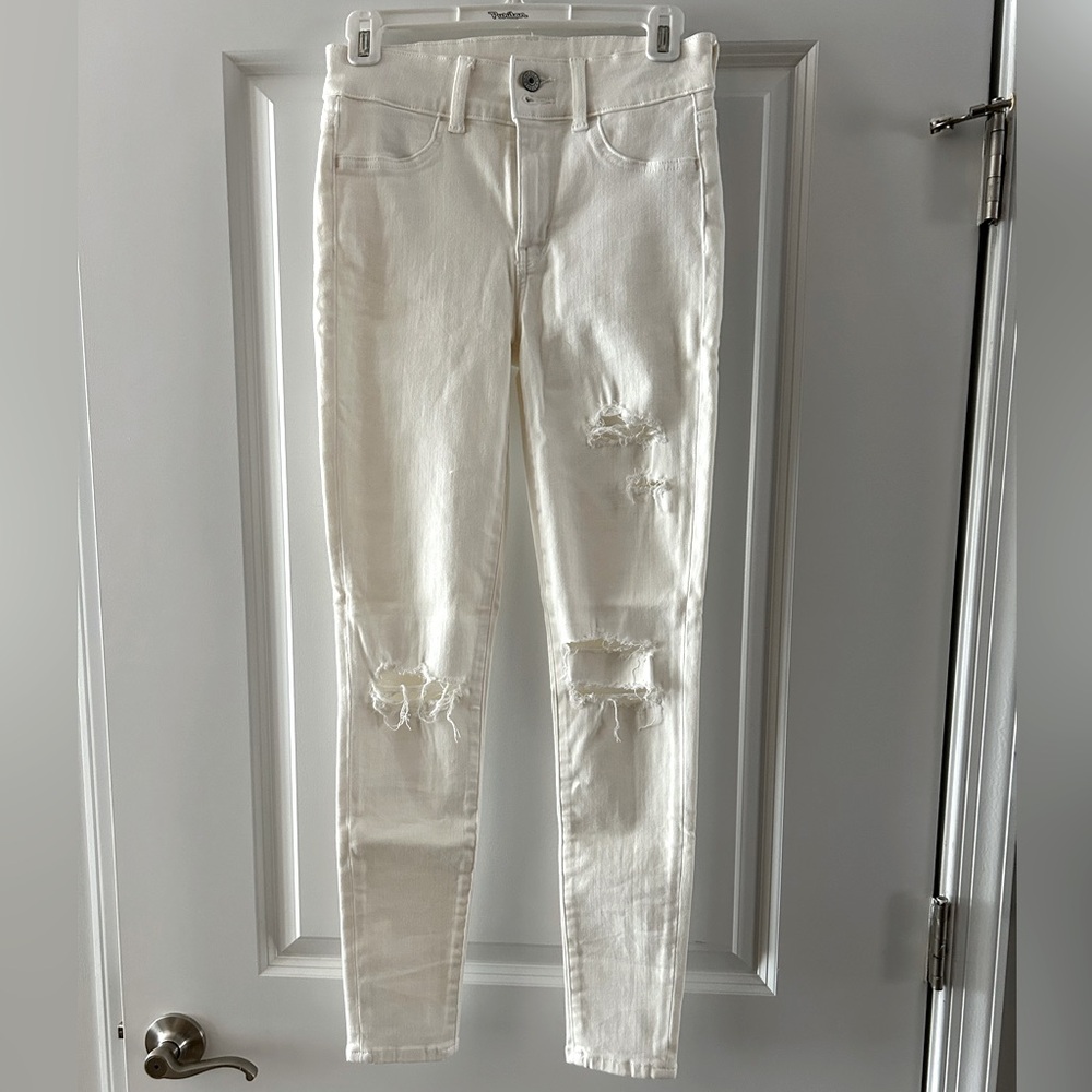 AE Next Level Ripped Super High-Waisted Jegging. Off-white. Size 4.